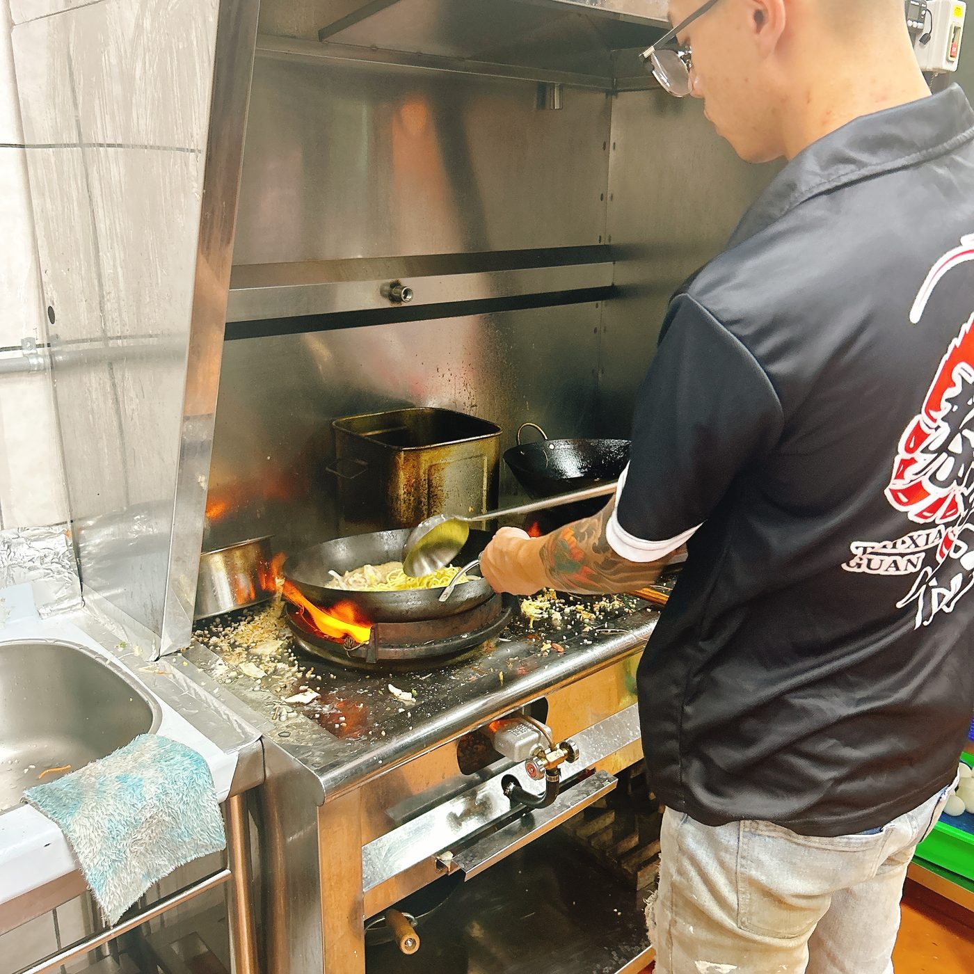 泰蝦館老闆爐火前快炒